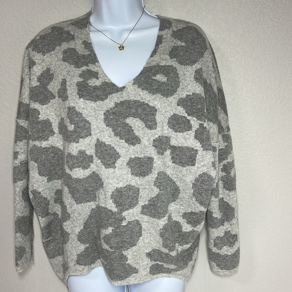 la miel Womens Gray Animal Print V-Neck Sweater Size M/L - Picture 2 of 7